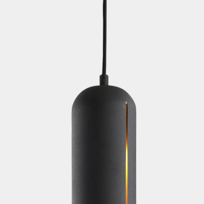 Candeeiro pendente cilíndrico preto fosco com abertura vertical e iluminação interior amortecida