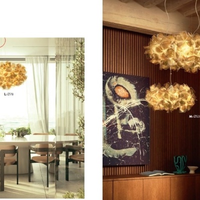 Luminária suspensa LØVØ com painéis em forma de folhas douradas em interiores modernos