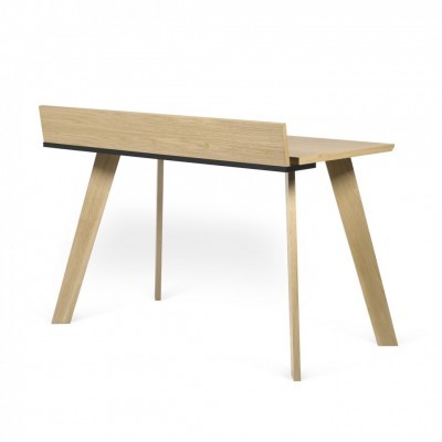 Mesa de escritório em madeira clara com pernas inclinadas e divisória vertical