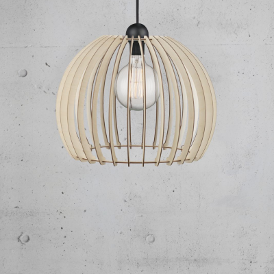 Candeeiro de teto em madeira clara com lâmpada visível