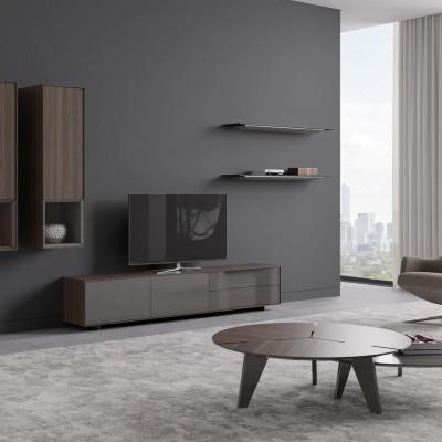 Sala de estar moderna com móveis de madeira escura e cinza, mesas de centro redondas e cadeira relax cinza junto a janela grande