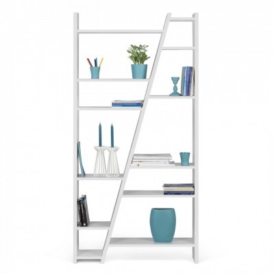 Estante branca em madeira com prateleiras abertas e objetos azuis