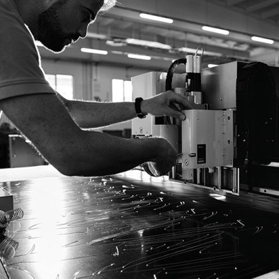 Homem a operar máquina industrial em ambiente interior