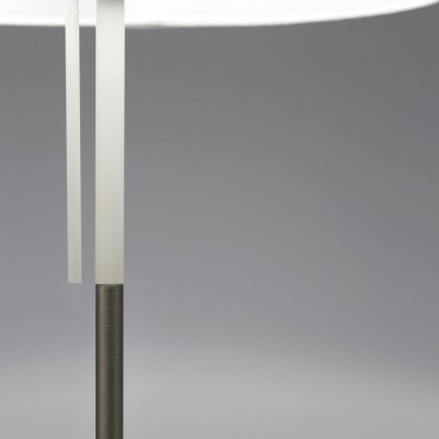 Candeeiro de mesa metálico com cúpula branca e tiras opacas suspensas