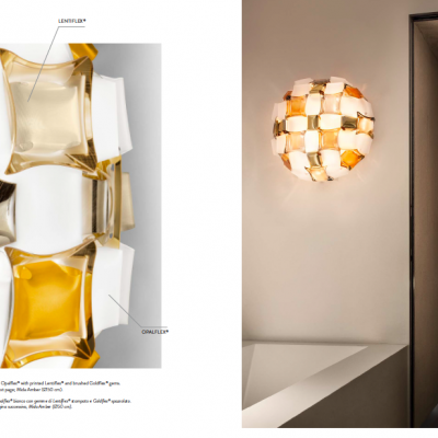 Candeeiro de parede de couro branco e castanho claro num interior moderno com parede bege e planta