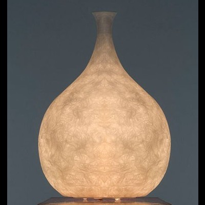 Luminária em forma de vaso creme iluminado com textura fibrosa