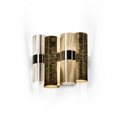 Luminária de teto com cilindros metálicos dourados e prateados numa faixa preta