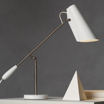 Luminária de mesa branca com base redonda e braço ajustável em metal