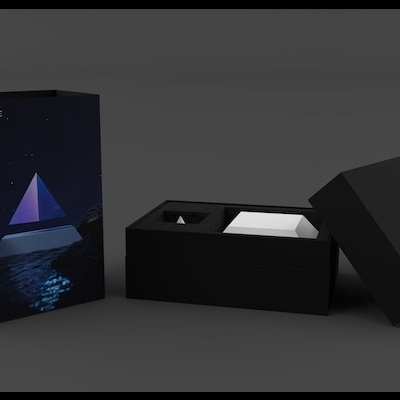 Caixa preta de produto CLOVE Py com design de pirâmide roxa e barco na embalagem, estojo preto aberto ao lado.