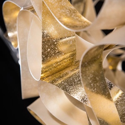 Fitas douradas e brancas decorativas curvas com textura metálica