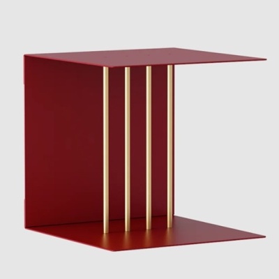 Mesa de apoio vermelha com barras douradas verticais em fundo cinzento.