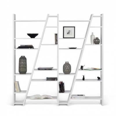 Estante branca moderna com prateleiras, vasos decorativos e livros