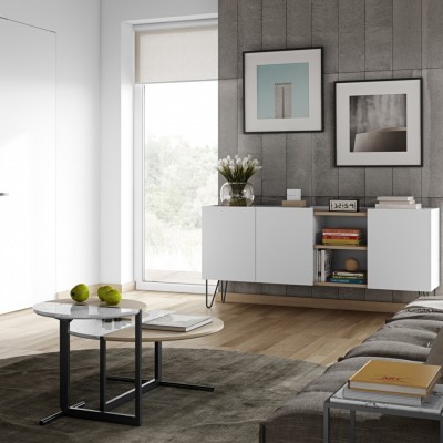 Sala moderna com aparador branco, mesas de centro redondas e sofá cinzento