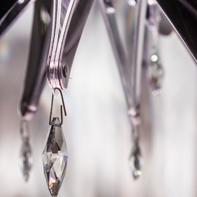 Detalhe elegante de candeeiro com pedaços pendurados em vidro e metal