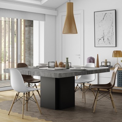 Mesa de jantar quadrada com cadeiras de plástico e pendente de madeira em sala minimalista