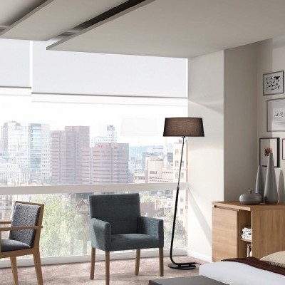 quarto moderno com poltronas azuis e móveis em madeira clara