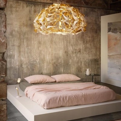 Quarto com cama de plataforma branca e candeeiro dourado suspenso