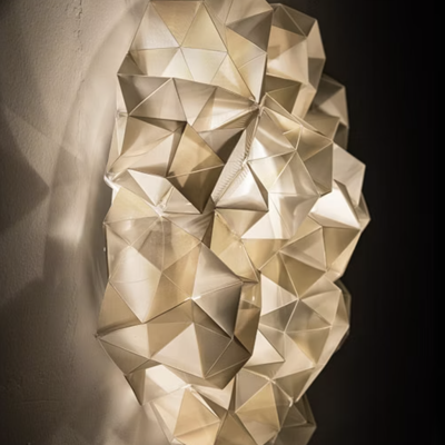 Luminária de parede geométrica translúcida em tons bege e branco