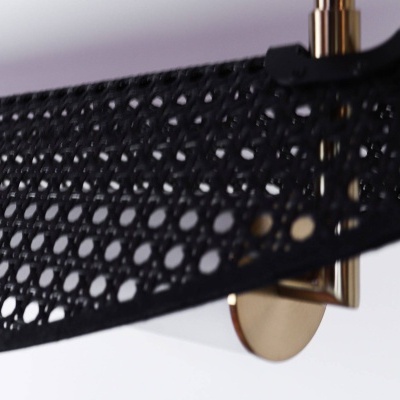 Luminária metálica dourada com sombra preta perfurada