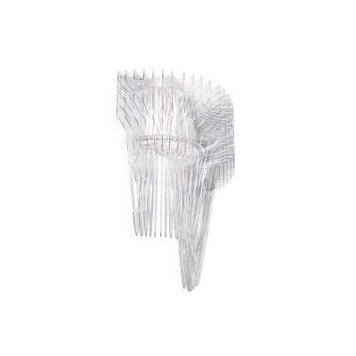 Peça de acrílico transparente com lâminas curvas em fundo branco