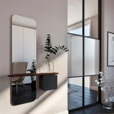 Espelho vertical com prateleira de madeira e gavetões pretos numa parede clara