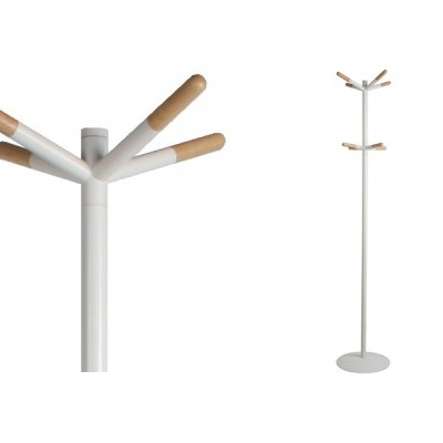 Cabide de pé branco com extremidades de madeira, design moderno e simples.