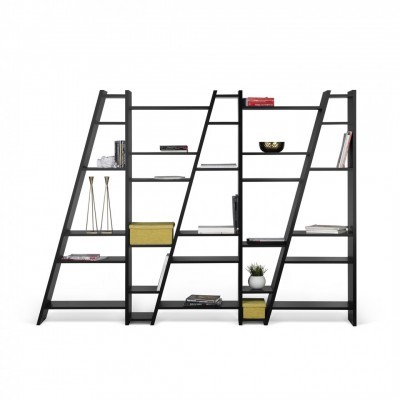 Estante preta em forma de escada com livros e objectos decorativos