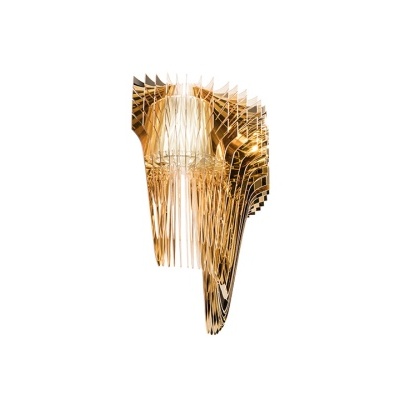 Escultura de madeira clara abstrata em fundo branco