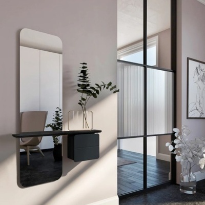 Espelho de parede com prateleira e gaveta suspensa numa sala moderna