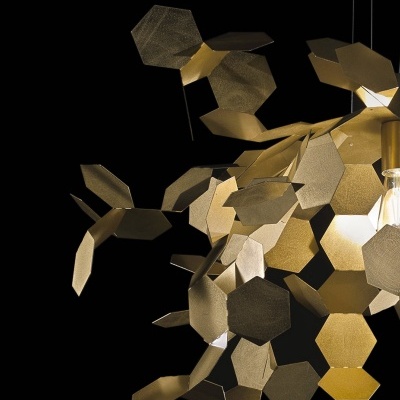 Luminária pendente dourada com peças metálicas hexagonais e lâmpadas