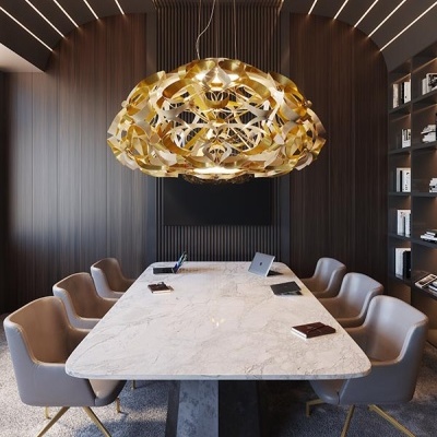 Sala de reuniões com mesa branca, cadeiras cinza, candeeiro dourado e estante de madeira