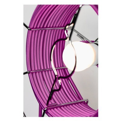 Lâmpada com cúpula roxa e fios enrolados em estrutura metálica preta