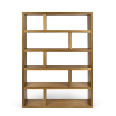 Estante decorativa em madeira castanha com divisões irregulares