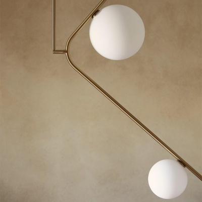 Candeeiro de teto dourado com duas esferas brancas opacas