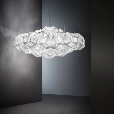 Candeeiro suspenso geométrico branco com formas triangulares em ambiente interior cinzento