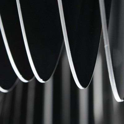 Lâminas metálicas curvas paralelas com bordas luminosas e fundo desfocado