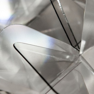 Formas translúcidas brancas e prateadas com texturas lisas e onduladas