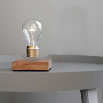 Lâmpada decorativa com base de madeira em mesa cinza