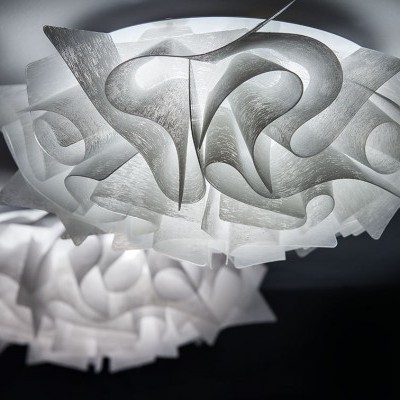 Lustre pendente branco com padrão abstrato em papel ou material transparente