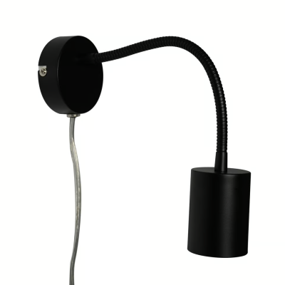 Candeeiro de parede preto com braço flexível e cabo transparente.