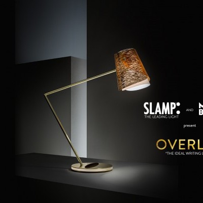 Candeeiro de mesa dourado com abajur em tons de bronze e castanho