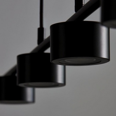 Suspensão de luzes pretas redondas de metal com fundo cinza