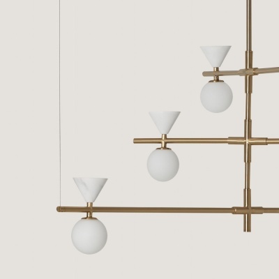 Luminária pendente com lâmpadas esféricas brancas e detalhes cónicos na estrutura metálica dourada