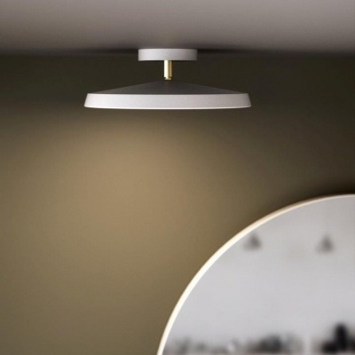 Luminária de teto branca moderna com espelho redondo ao fundo