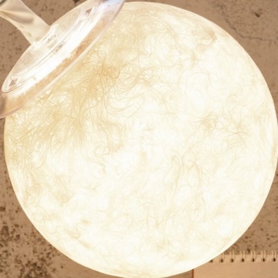 Candeeiro de teto esférico creme com textura de fios entrelaçados e luz difusa