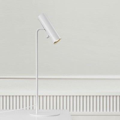 Candeeiro de mesa branco com abajur cilíndrico sobre mesa branca