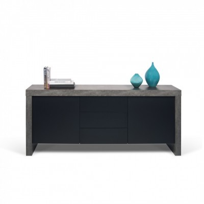 Aparador com acabamento cinzento e preto com vasos azuis e livros