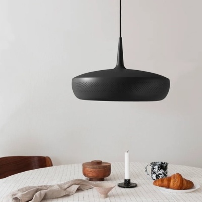 Lustre pendente negro metálico com mesa decorada