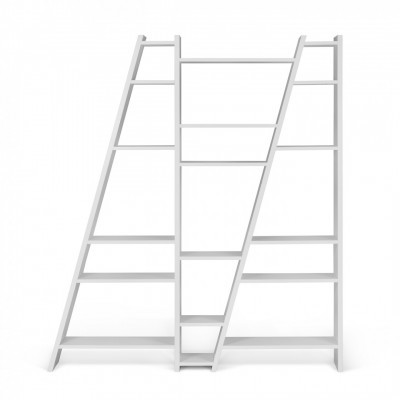 Estante branca de madeira com design triangular e várias prateleiras