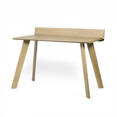 Secretária em madeira clara com quatro pernas inclinadas e painel traseiro